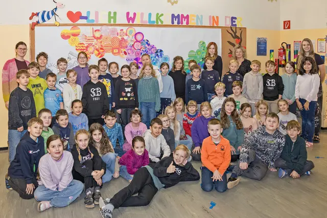 Drei Klassen der Volksschule Oberaich stellten mit ihrem Bild den Zusammenhalt und das gemeinsame Anpacken in den Vordergrund. | Foto: Helmut Maier
