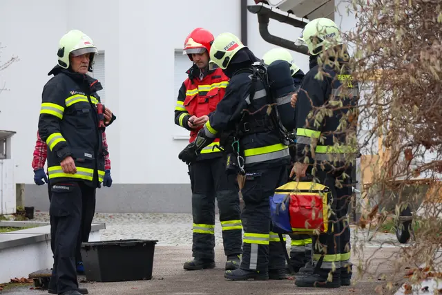 Ein Akku-Pack beginnt in einem Einfamilienhaus in der Welser Pernau zu brennen – der Hausbesitzer reagiert geistesgegenwärtig. | Foto: laumat.at
