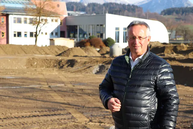 Bürgermeister Andreas Ehrenstrasser erklärte beim Spatenstich das Bauvorhaben. | Foto: Christiane Nimpf