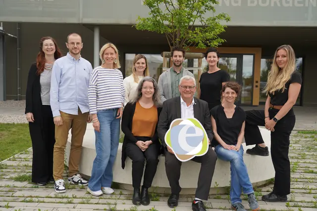 Bürgermeister Thomas Steiner mit dem Projektteam „Klimaneutrales Eisenstadt“ bestehend aus Expertinnen und Experten der AIT, Forschung Burgenland und Magistratsmitarbeiterinnen und Magistratsmitarbeitern. | Foto: Stadt Eisenstadt