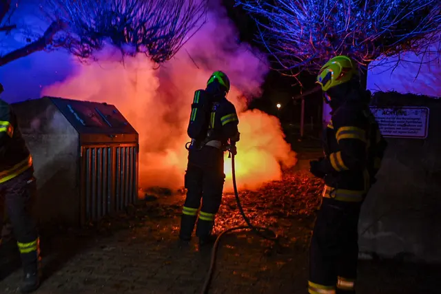 Durch das rasche Eintreffen der Feuerwehrkräfte und ihr koordiniertes Vorgehen konnte ein Übergreifen des Feuers jedoch erfolgreich verhindert werden. | Foto: Team Fotokerschi