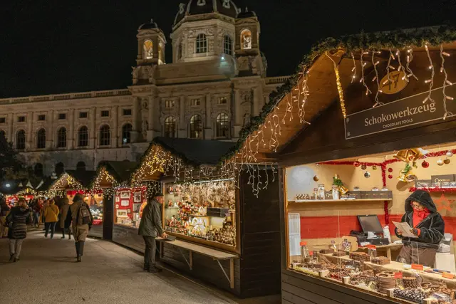 Im Advent 2026 plant die zuständige Burghauptmannschaft, Teile des Maria-Theresien-Platzes für den Christkindlmarkt doch zu vermieten. | Foto: René Brunhölzl/MeinBezirk