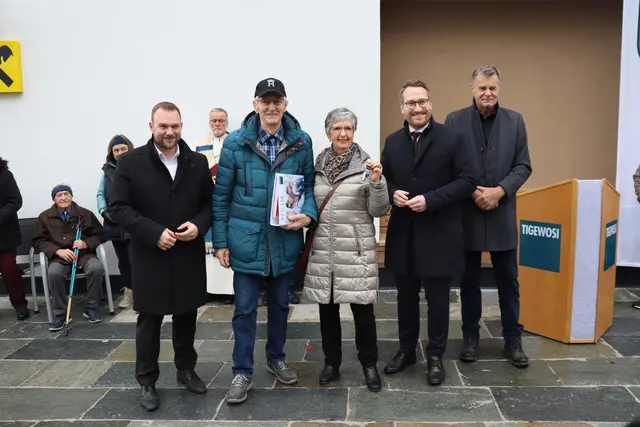 LH-Stv. Philip Wohlgemuth (2. v. r.), Bürgermeister Markus Peer (li.) und TIGEWOSI GF Franz Mariacher (re.) mit den neuen Mietern bei der Schlüsselübergabe. | Foto: Kendlbacher
