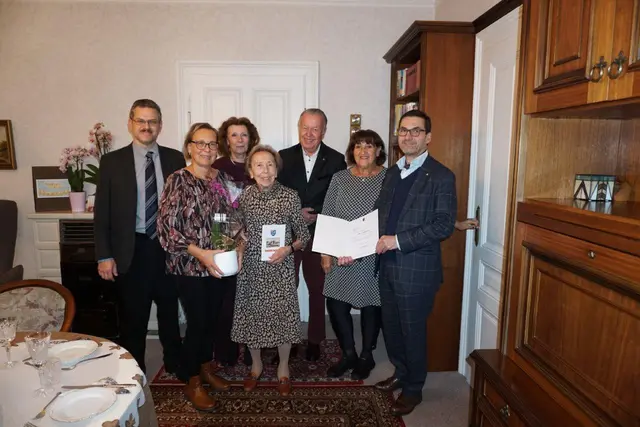 Bürgermeisterin Silvia Krispel, Gemeinderätin Christa Forster, Gemeinderat Michael Komarek und Herr Georg Foidl in Vertretung des Bezirkshauptmannes gratulieren der Jubilarin Frau Edith Baumgartl zum 100. Geburtstag im Kreise ihrer Familie. | Foto: Gemeinde Lanzendorf
