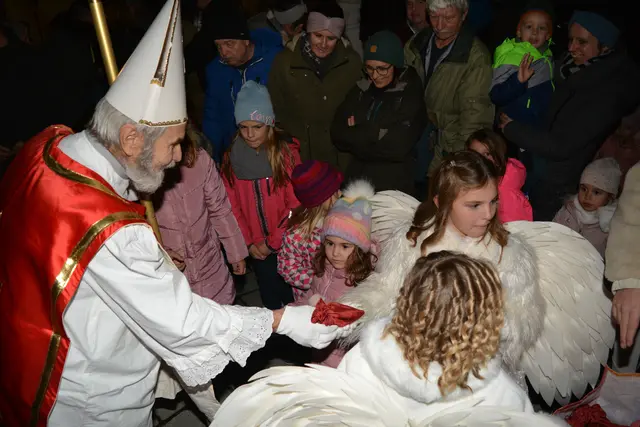Nikolaus mit Engerl, Dorfplatz St. Pantaleon 2024
 | Foto: Team SPÖ St. Pantaleon-Erla