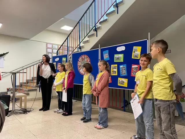 Direktorin Kordula Csukker eröffnete gemeinsam mit Schülerinnen und Schülern der Volksschule am Tabor Neusiedl am See den Tag der offenen Tür.  | Foto: VS am Tabor Neusiedl am See