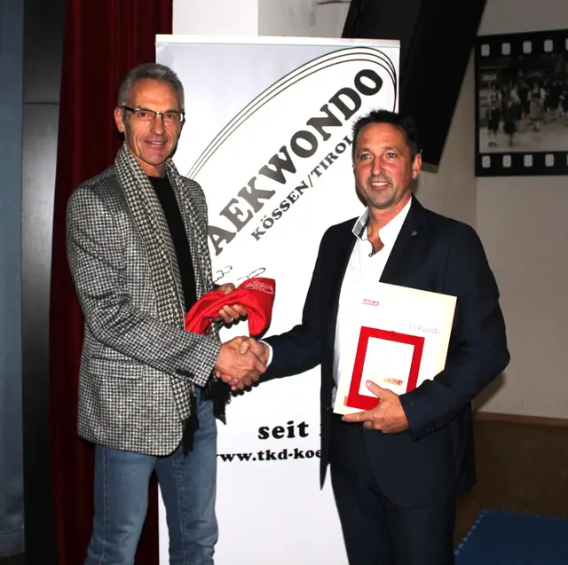 v.l.: Christian Huber (Generalsekr. Tiroler TKD Verband) gratuliert dem alten und neuen Obmann Alex Lechthaler | Foto: Mühlberger