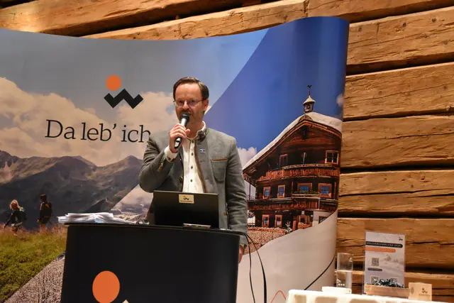 "Man sieht ganz klar die Tendenz, dass (...) Betriebe, die in letzter Zeit investiert haben, (...) beim Nächtigungsniveau besser als im Vorjahr waren", erklärt TVB-Geschäftsführer Michael Mairhofer.  | Foto: Barbara Fluckinger