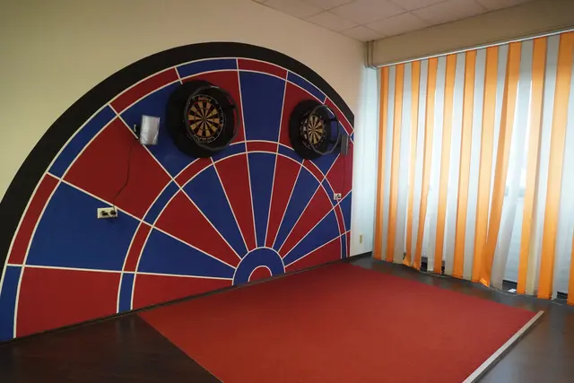 In zwei Räumen kann nun Dart gespielt werden. | Foto: Jennifer Flechl