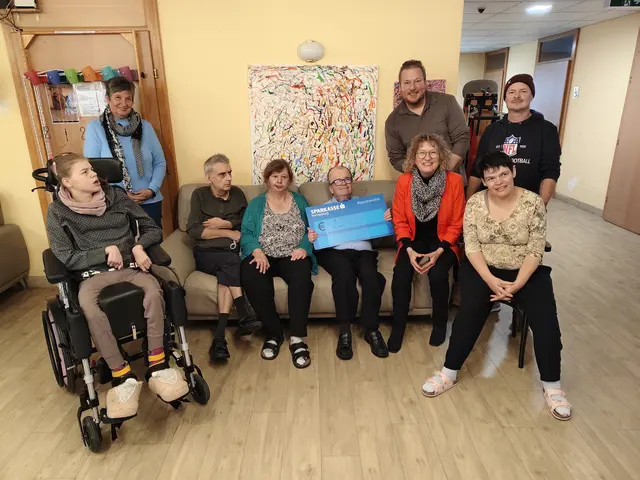 Die Freude bei der Scheckübergabe war bei allen Beteiligten groß.  | Foto: Behindertenhilfe Oberrohrbach