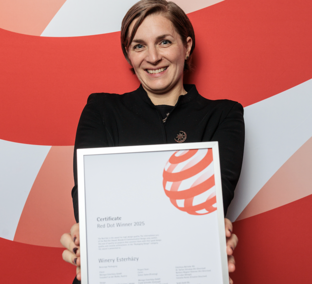 Birgit Kiennast aus Gars erhielt in Berlin den Red Dot Design Award für ihre Etiketten- und Verpackungslinie des Weinguts Esterházy. | Foto: Red Hot Design Award