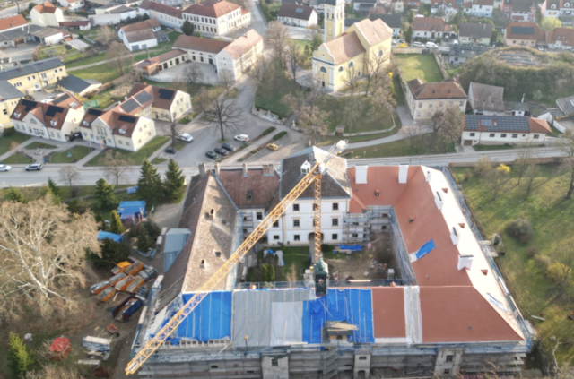 Das geschichtsträchtige Schloss Ebenthal befindet sich derzeit in einer umfassenden Renovierung.  | Foto: Ebenthal