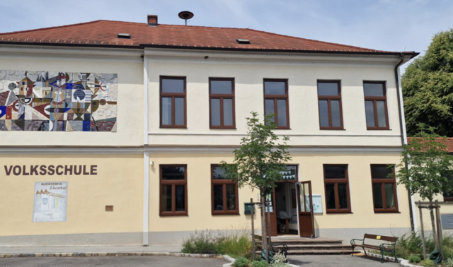 In der Volksschule Ebenthal wurden kürzlich umfassende Sanierungsmaßnahmen an den bestehenden Holzfenstern durchgeführt.  | Foto: Ebenthal