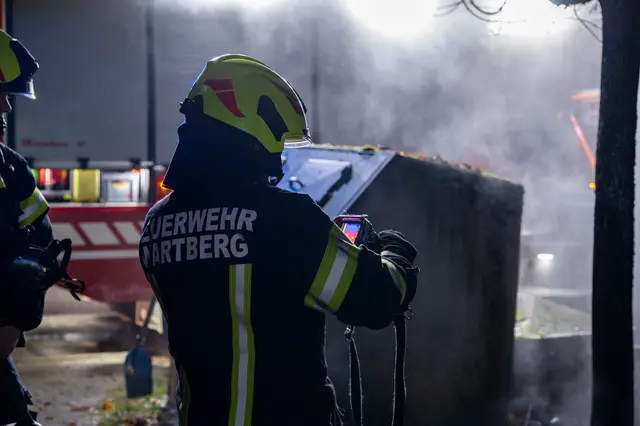 Durch das rasche Eintreffen der Feuerwehrkräfte und ihr koordiniertes Vorgehen konnte ein Übergreifen des Feuers erfolgreich verhindert werden. | Foto: Team Fotokerschi
