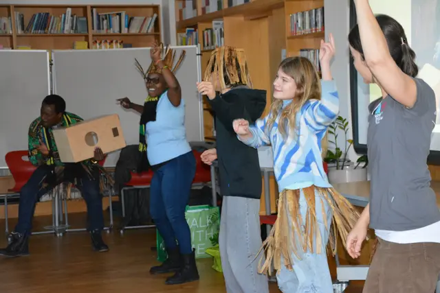 Gemeinsam lernen, tanzen und Kiswahili üben: Die Kinder erfahren spielerisch, wie die Sternsinger-Spenden vor Ort helfen. | Foto: Rosenberger Victoria