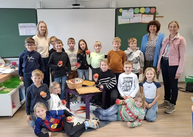 Für Wernsteins Volksschüler gab's Äpfel und Kuchen von den Bäuerinnen. | Foto: VS Wernstein