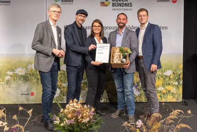Christian Steiner, Vorstandsvorsitzender ELSA, Norbert Rainer, Geschäftsführer Klimabündnis OÖ, G. Larndorfer-Armbruster, Projektleiterin Bodenbündnis, Wilhelm Mair, Umweltausschussobmann, Landesrat Stefan Kaineder | Foto: Land OÖ/Charlotte Guggenberger
