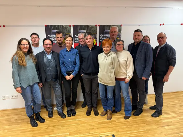 Die Politiker aus dem Bezirk Perg mit Nationalrat und SPÖ-Verkehrssprecher Wolfgang Moitzi (Mitte). | Foto: SPÖ