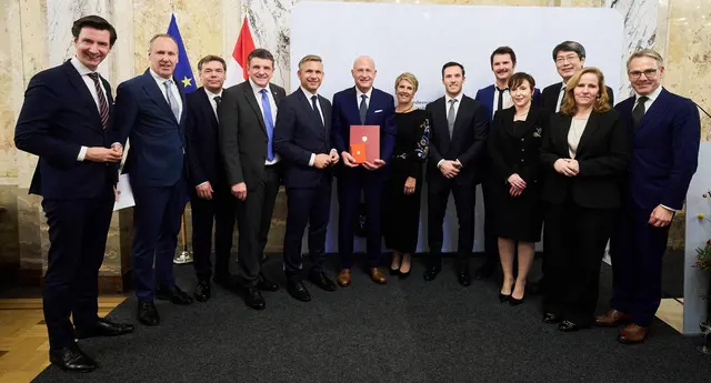 Im Wirtschaftsministerium in Wien bekam Valter Taranzano für die Rettung des Kompressorenwerks in Fürstenfeld das Große Silberne Ehrenzeichen der Republik Österreich verliehen. | Foto: BMWET/Holey