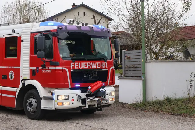 Ein Akku-Pack beginnt in einem Einfamilienhaus in der Welser Pernau zu brennen – der Hausbesitzer reagiert geistesgegenwärtig. | Foto: laumat.at