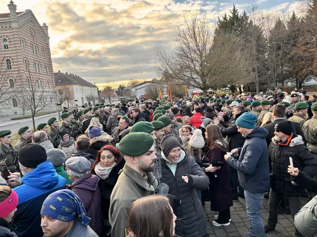 Angehörige hatten im Anschluss an den Festakt Zeit für Fotos mit ihren Liebsten.  | Foto: Stefan Schneider