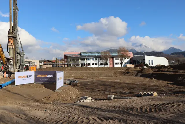 Neben der Mittelschule in Langkampfen entsteht nun auf 1.710 Quadratmetern eine neue Kinderkrippe. | Foto: Christiane Nimpf