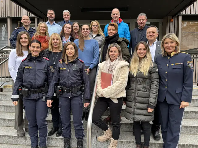 Bezirkspolizeikommandantin Sonja Fiegl (rechts) mit den Vertreterinnen und Vertretern der Gewaltschutzhilfen. | Foto: Victoria Edlinger