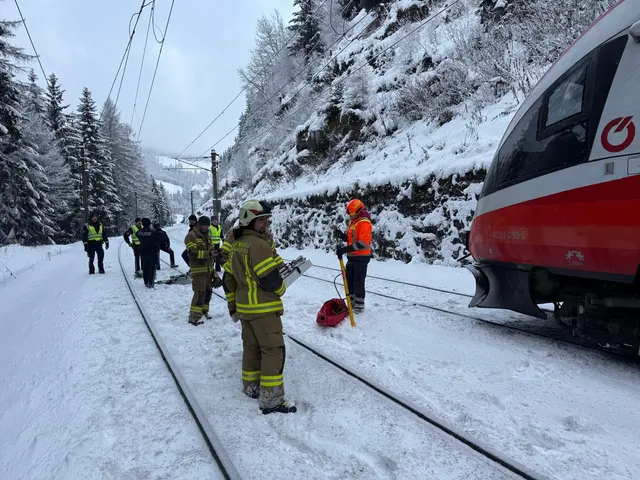 Nichts ging mehr am Mittwoch auf der Brennerstrecke. Sowohl die Einsatzkräfte, als auch die evakuierten Passagiere mussten zu Fuß vom und zum Bahnhof in Gries gehen. | Foto: FF Gries