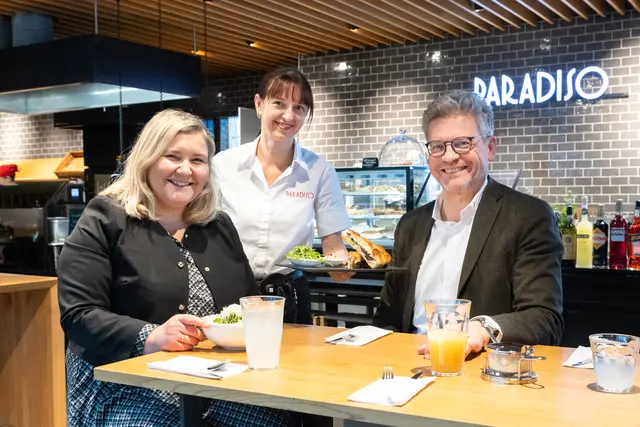 Von Martina zu Martin: Im "Paradiso" servierte Ruslana Archan (Mitte) Martina Maros-Goller und Martin Wäg italienische Köstlichkeiten. | Foto: Konstantinov