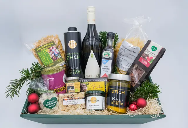 Der GenussLaden im Lagerhaus Feldbach hat heuer ein ganz besonderes Paket mit Premium Ab-Hof-Spezialitäten für eine außergewöhnliche Geschenkidee zusammengestellt. | Foto: Lagerhaus Feldbach