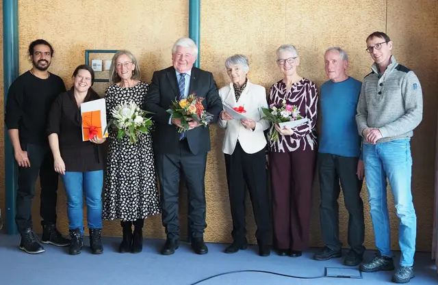 v.l.: Vikar Rinoy Joy, Tamara Feil (Obfrau Stellvertreterin), Claudia Grißmann (Obfrau), Dekan Franz Neuner, Rosmarie Maier, Uli Wetzel (Chorleiterin), Pfarrkurator Gerhard Kuss und Bgm. Günter Salchner. | Foto: Robert Pacher