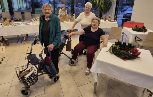 Besonders berührend war, dass viele Bewohner aktiv mithalfen – sei es beim Backen der Kekse oder bei der Vorbereitung des Marktes. | Foto: Edi Poss