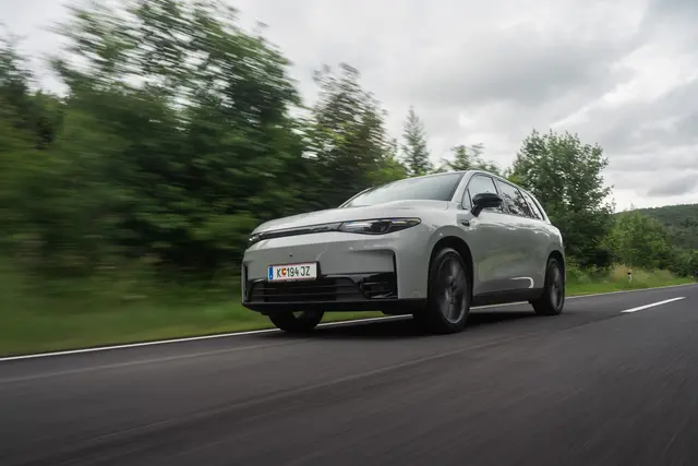 Der Leapmotor C10 ist als vollelektrisches Modell oder als Range Extender Electrical Vehicle (REEV) erhältlich. 