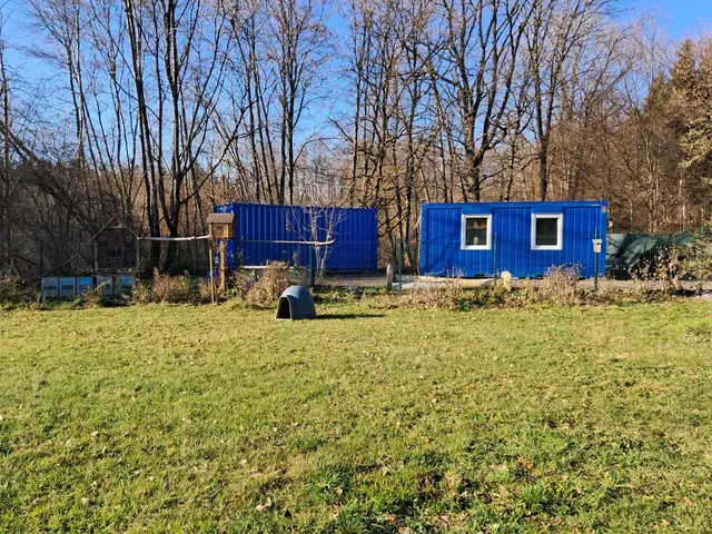 Die steirische Storchenstation in Tillmitsch hat nun einen fixen Platz, die ersten Container wurden bereits aufgestellt. | Foto: Rosenthaler
