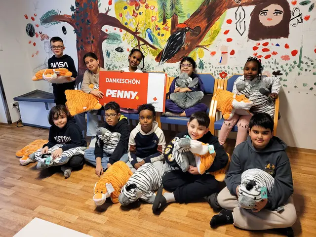 Die Kinder des Lernhauses freuen sich über die Schlafari-Kuschelpolster. | Foto: PENNY / Robert Harson 