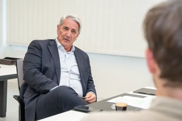 Bezirksvorsteher Ernst Nevrivy (SPÖ) hofft 2026 auf einen Baustart für die Umfahrung und den zweiten Teil der Seestadt. | Foto: Valentina Marinelić/MeinBezirk