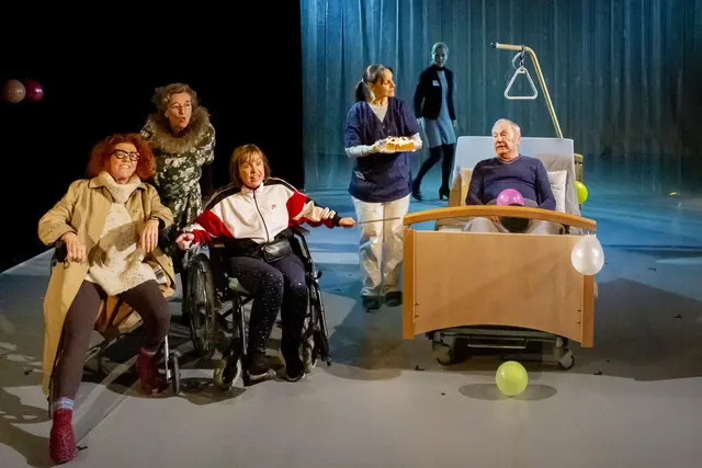 Das engagierte Laienensemble  bringt diesen Text mit Biss und Spielfreude auf die Bühne.  | Foto: Birgit Gufler