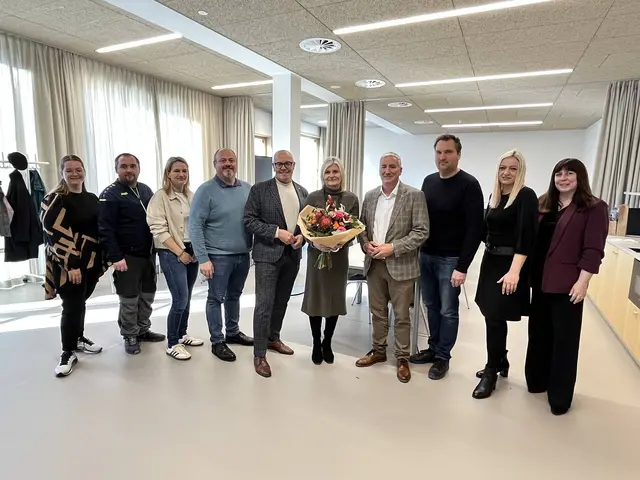 Vertreterinnen und Vertreter der Stadtgemeinde Oberwart sowie Wegbegleiterinnen und Wegbegleiter verabschiedeten die langjährige Direktorin Roswitha Imre. | Foto: Stadtgemeinde Oberwart