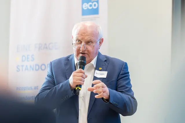 Bürgermeister Ernst Wendl beim Vortrag am Podium. | Foto: Gemeinde Himberg