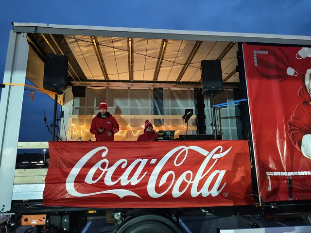 Die Coca-Cola-Bühne sorgte mit weihnachtlicher Musik für die richtige Stimmung unter den hunderten Besucherinnen und Besuchern.  | Foto: Eva Lacher-Dörfler