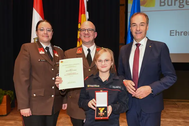 Der Sigeter Feuerwehrkommandant HBI Marco Talasz wurde mit dem Verdienstkreuz des Landes Burgenland ausgezeichnet. | Foto: Landesmedienservice