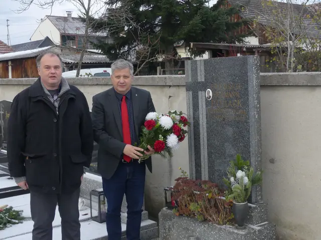 Wolfgang Markytan, Leiter der Wiener Bildung, gedenkt in Vertretung von Bürgermeister Michael Ludwig am Grab von Friedrich Pollak in Weingraben. | Foto: Herbert Oplustil