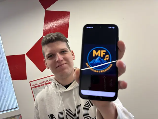 Maximilian Friesinger berichtet in seinen KI-Songs über "MeinBezirk", der für die Menschen vor Ort von großem Wert ist | Foto: MeinBezirk/Gerda Sammer-Schmidt