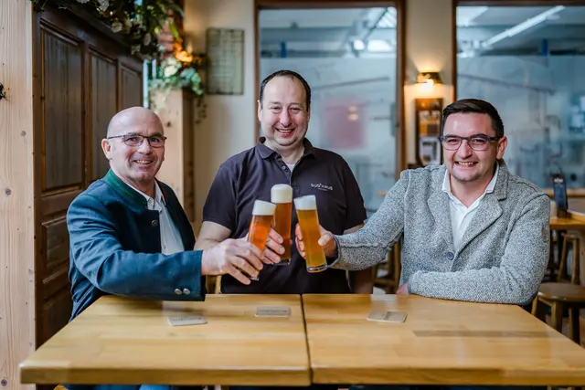 Prost! Mit dem beliebten Sudhaus-Gastronomen Robert Mader (li.), gemeinsam mit seinem langjährigen Koch Zdenek Bleha, hat Trauns Bürgermeister Karl-Heinz Koll einen neuen Pächter für das Schloss Traun gefunden. | Foto: elephant 5