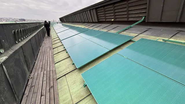Ab sofort gibt's auf der Staatsoper eine Photovoltaikanlage. Das besondere: Die Paneele sind grün gefärbt, um sich an das patinierte Kupferdach anzupassen. | Foto: Andreas Pölzl/MeinBezirk