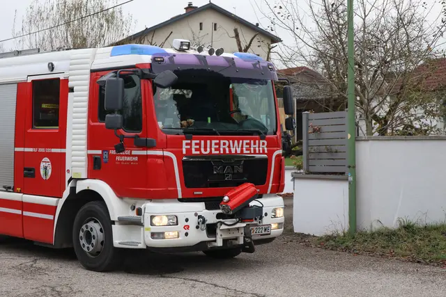 Ein Akku-Pack beginnt in einem Einfamilienhaus in der Welser Pernau zu brennen – der Hausbesitzer reagiert geistesgegenwärtig. | Foto: laumat.at