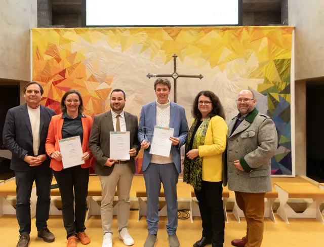 Die Salzburger Delegation bei der „St. GeorgsBildungsPreis“-Verleihung, v.l.n.r. unter anderem Fachinspektor Markus Hammer, Edith Pirkner, Direktorin des MultiAugustinums, Hans-Peter Hollaus, Betreuer im Fach Religion, Arno Prodinger vom Diplomarbeitsteam (3.v.re). | Foto: ÖOK/emw