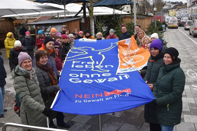Fahne „Frei leben – ohne Gewalt“ weht am Hauptplatz in Amstetten. | Foto: Frauenhaus Amstetten