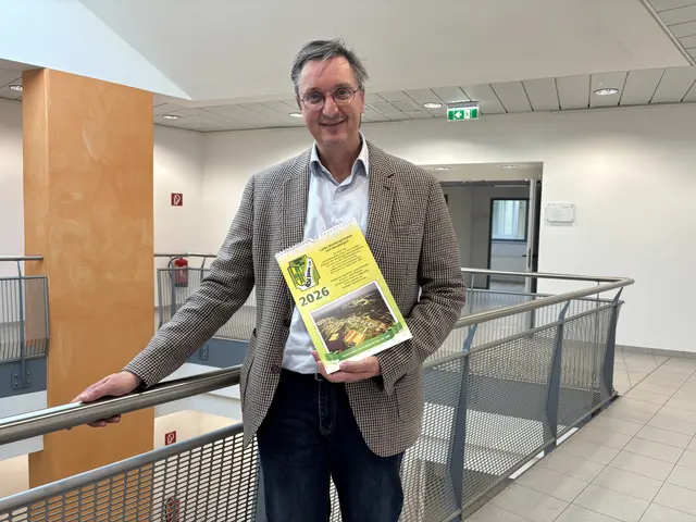 Einstimmung auf das Jubiläumsjahr: Bürgermeister Thomas Novoszel präsentiert einen eigenen Kalender mit allen Festterminen 2026. | Foto: Elisabeth Kloiber