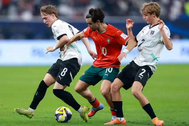 Jakob Werner (l.) und Rafael Feldinger (r.) im Duell gegen Mateus Mide von Portugal. | Foto: APA-Images / AFP / KARIM JAAFAR